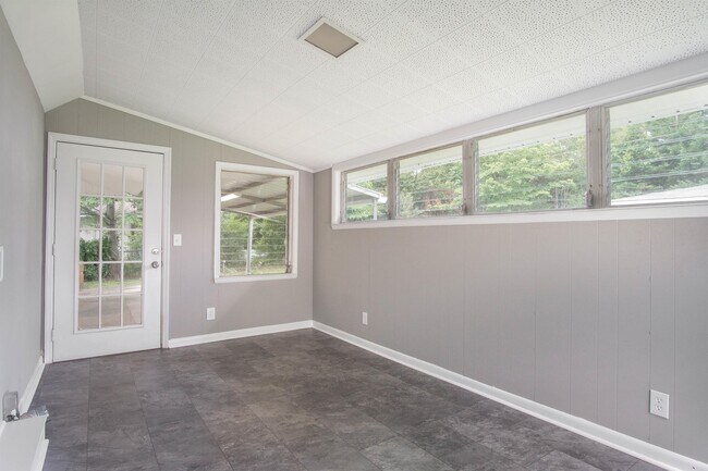 Building Photo - 1005 Woodbine Rd