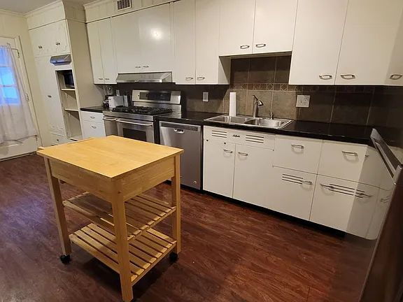 Building Photo - "Spacious 5-Bedroom Retreat with Fireplace Charm on S Broadway!"