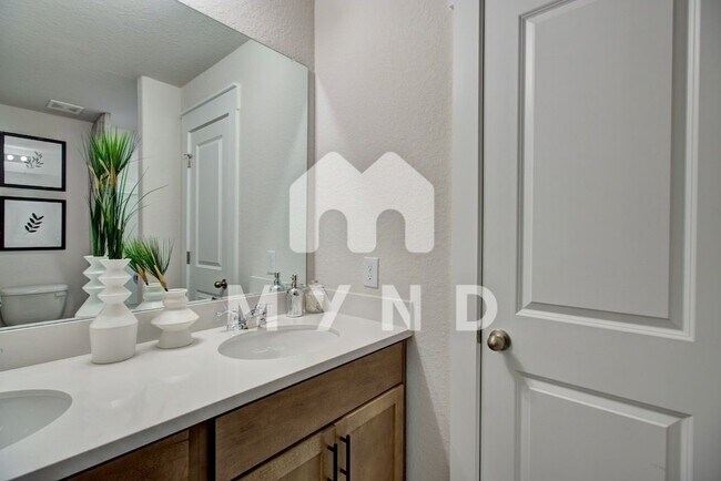 Building Photo - 888 Casina Cir