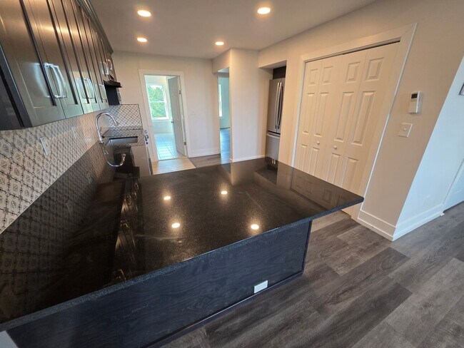 Building Photo - Newly Renovated 1 Bedroom Apartment *MOVE-...