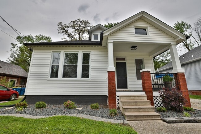 Building Photo - Newly Renovated Single Family Home