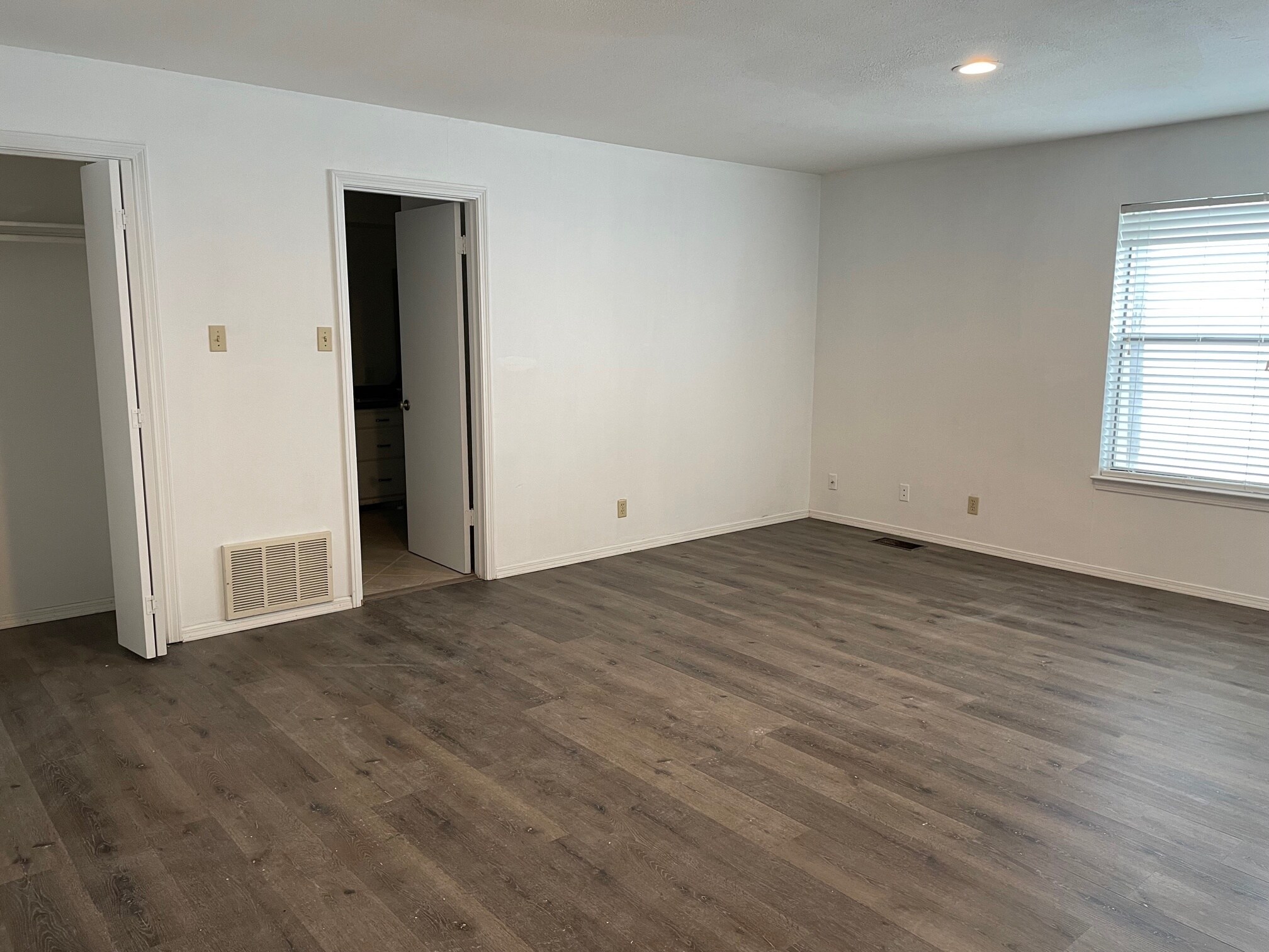 Building Photo - 3904 Clarke Ave