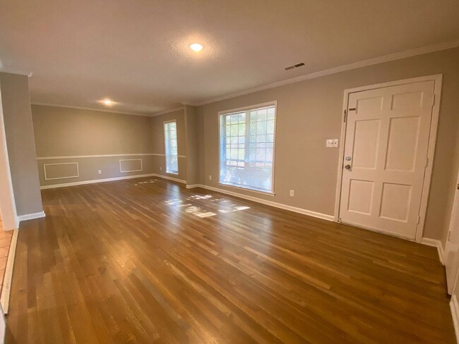 Building Photo - 3 bedroom 2 bathroom near Sycamore View an...