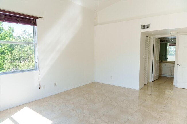 Building Photo - 509 E Sheridan St