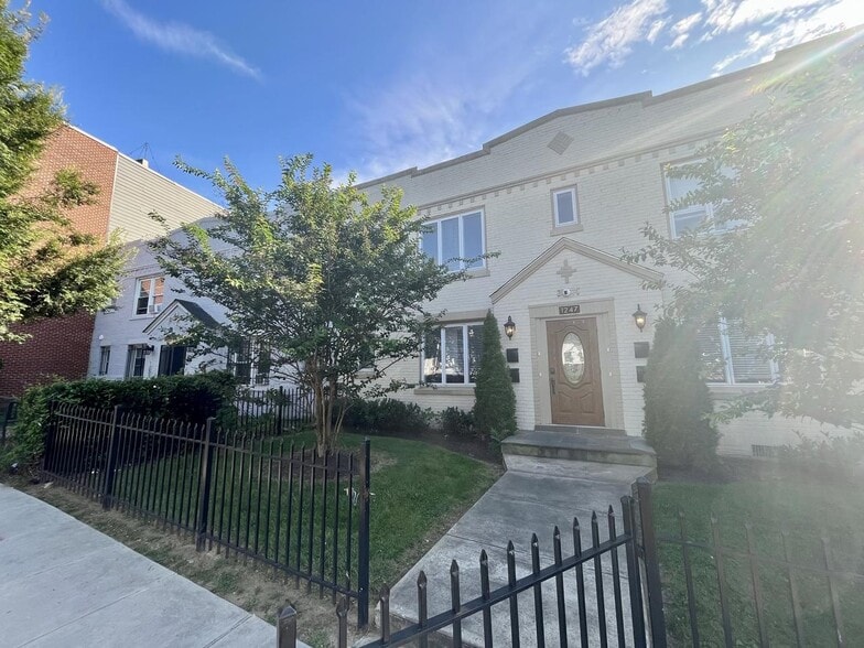 Building Photo - 1247 Penn St NE