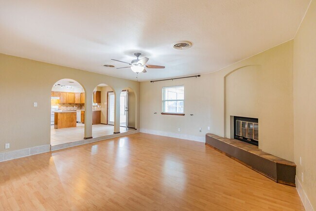 Building Photo - Beautiful Home Near Foothills Park With Gr...