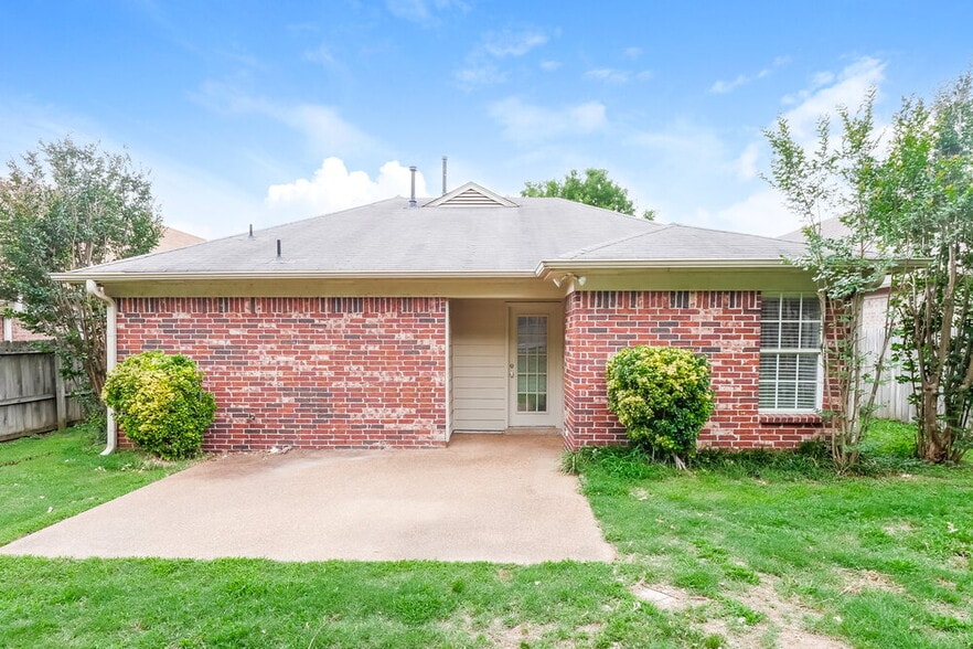 Building Photo - 1596 Far Dr