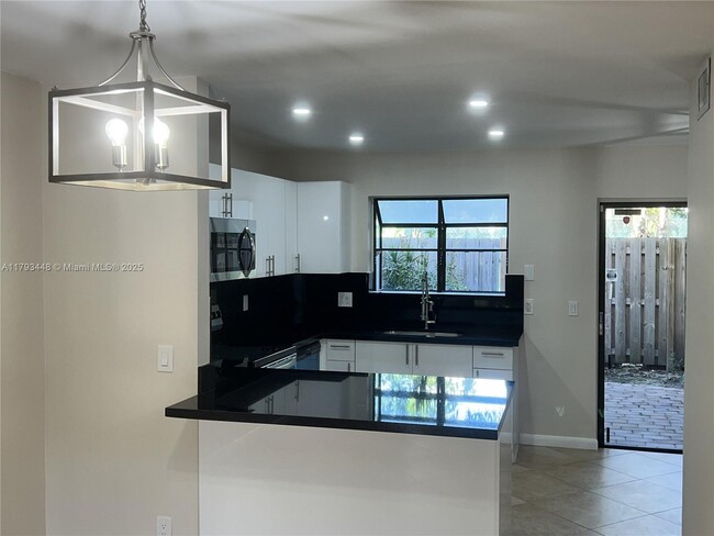 Building Photo - 331 City View Dr