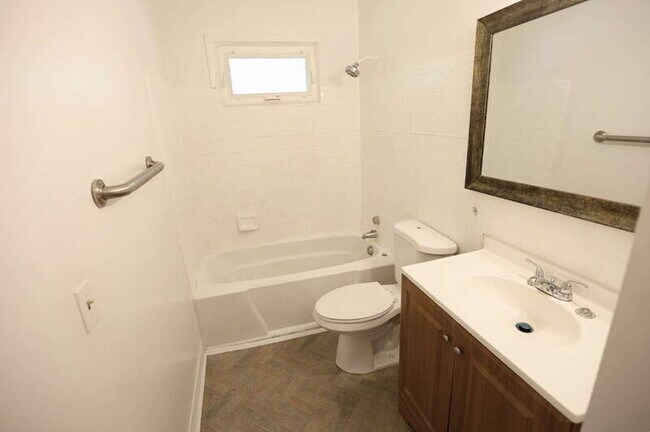 Building Photo - 2257 Countrywood Dr SE