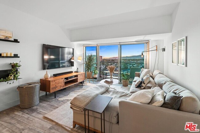 Building Photo - 13700 Marina Pointe Dr