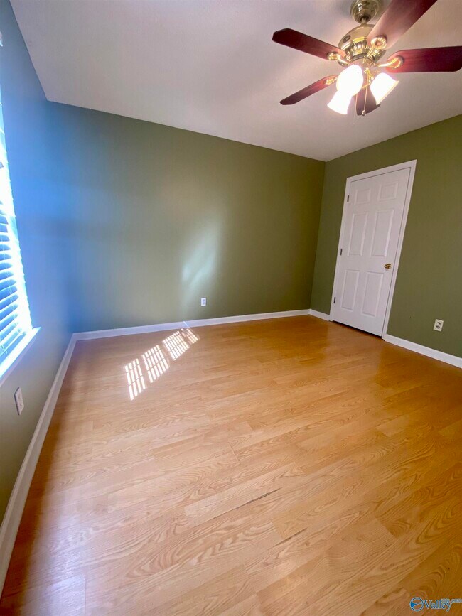 Building Photo - 242 Comet Dr