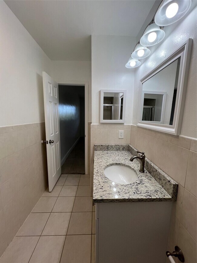 Building Photo - 2550 NE 51st St