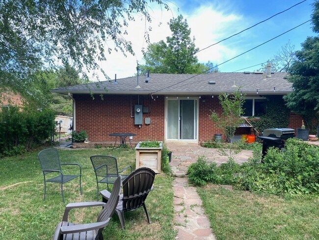Building Photo - 3 Bed + Office 2 Bath Ranch Home with Larg...