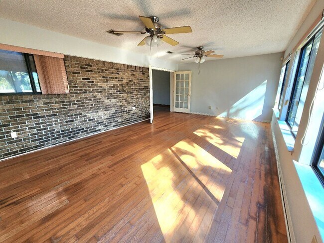 Building Photo - Open Floorplan, 3BD/3Bath with a Huge Sunr...