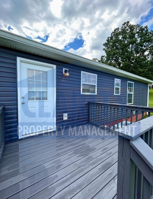Building Photo - Two bedroom townhome w/garage!