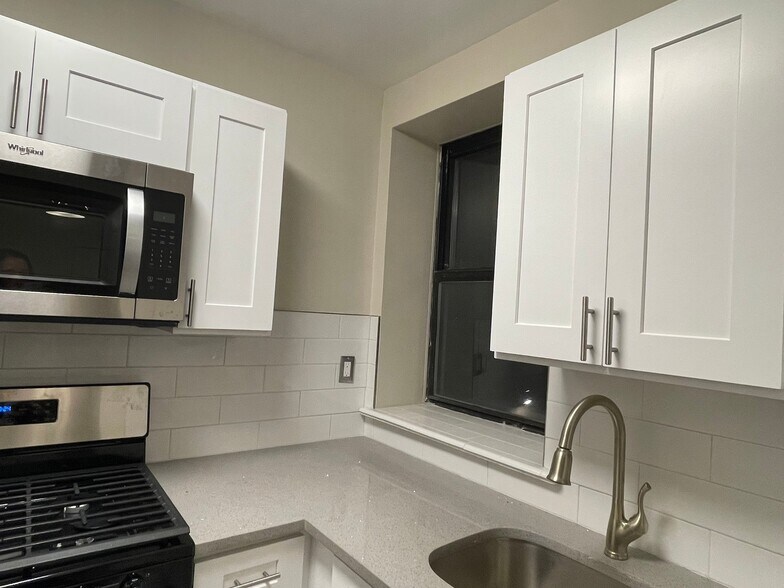 Building Photo - 581 Academy St