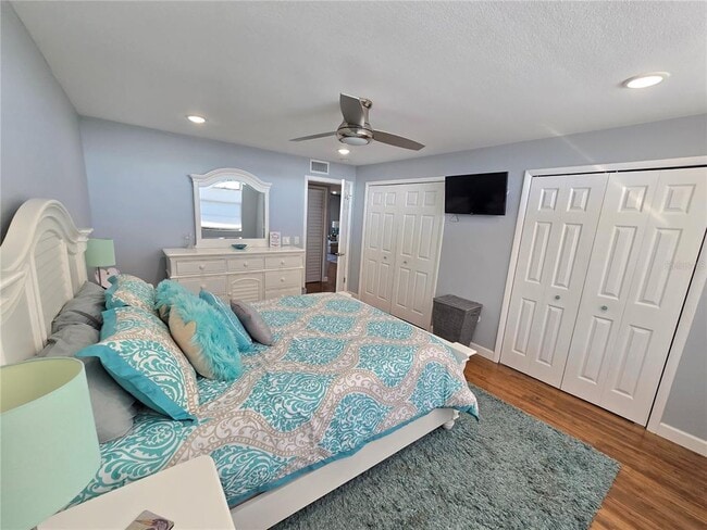 Building Photo - 7600 Sun Island Dr S