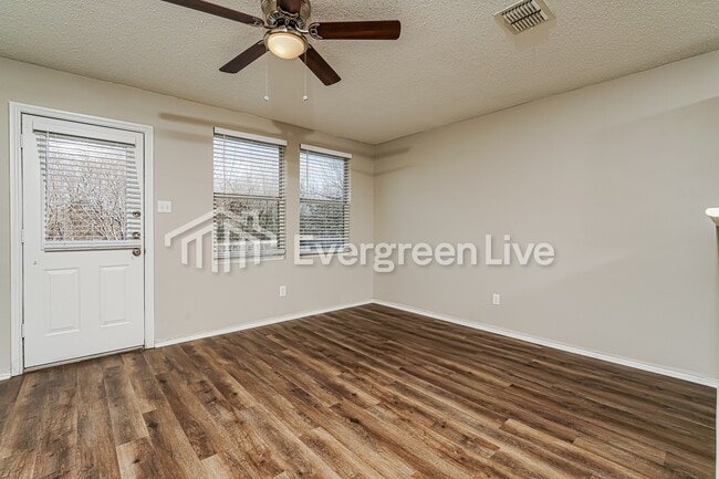 Building Photo - 1012 Willow Tree Dr