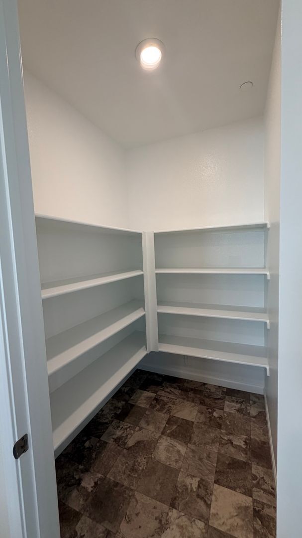 Building Photo - Luxurious upgraded 5BR 2 bath new home - premium lot.