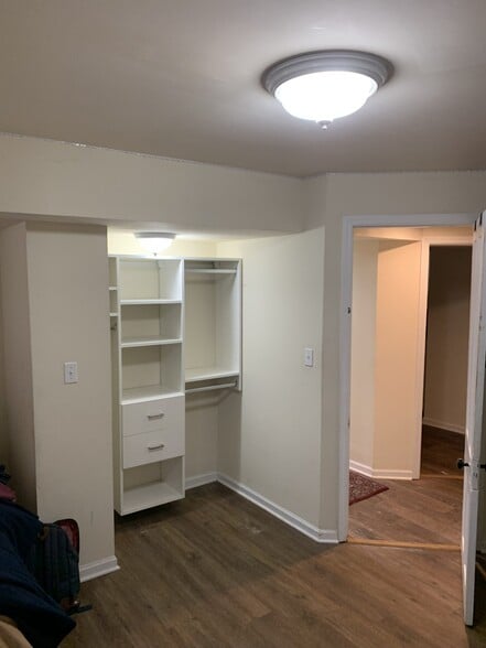 Go to loyolaleasing.com for more photos - 6438 N Lakewood Ave