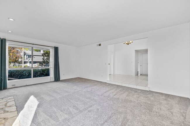 Building Photo - Beautiful Westlake First Neighborhood Family Home w/ Large Backyard with Panoramic Mtn Views