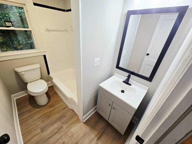 Building Photo - Newly Renovated Rental Available in Burlin...