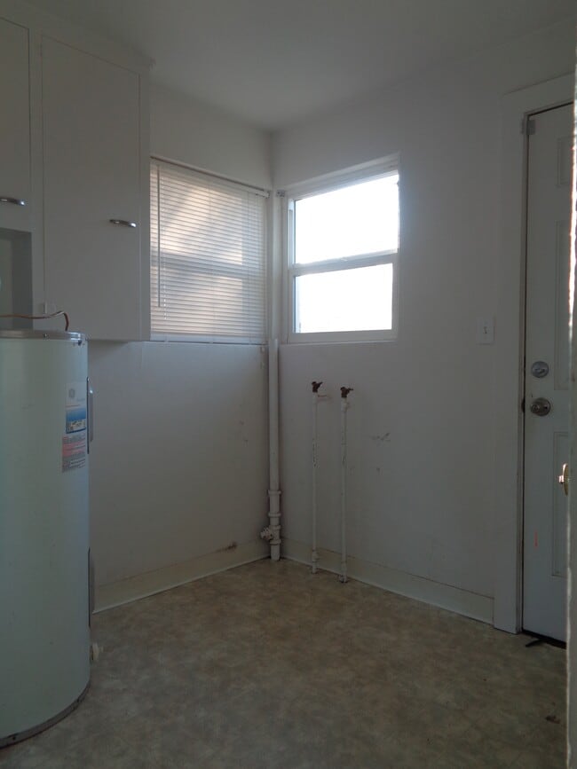 Building Photo - 2515-MHH2515 Laurel Ave NE