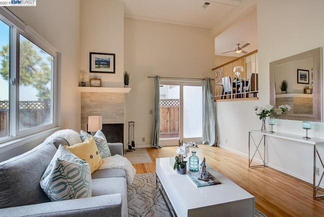 Building Photo - Bright 3 Bedroom Townhome in Newark