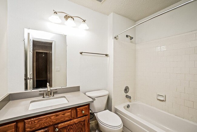 Building Photo - 3909 Spring Meadow Dr