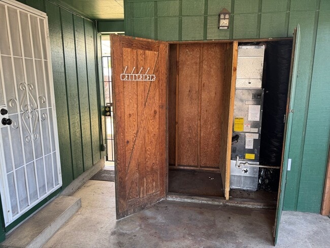 Building Photo - 2-bedroom/1 bathroom duplex with garage and shed!