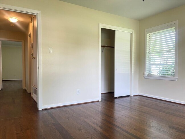 Building Photo - 9602 Val Verde St