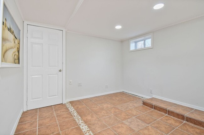 Building Photo - Charming Rambler - Close to Downtown Silve...