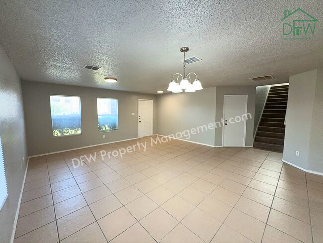 Building Photo - Spacious 4-Bedroom Home with Fireplace & Large Backyard in SW Fort Worth