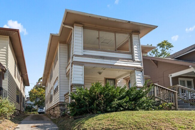 Building Photo - Charming 2-Bedroom Apartment Near UMKC – Hardwood Floors & Pet-Friendly Living in Kansas City $13...