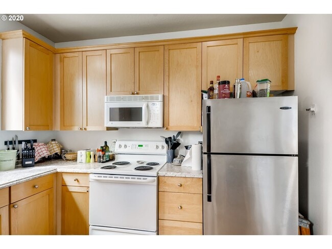 Building Photo - Fantastic Woodlawn Neighborhood Townhouse
