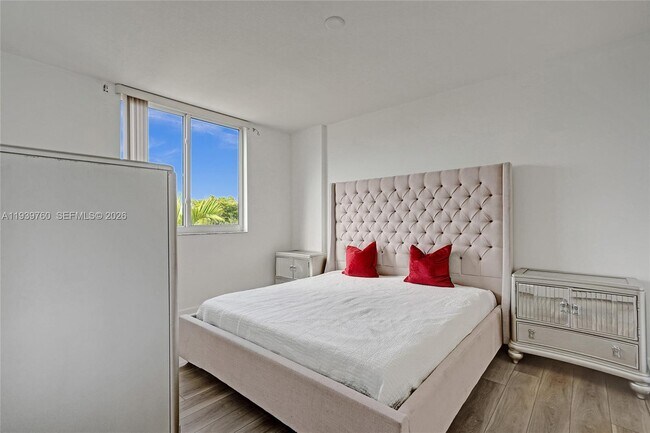 Building Photo - 2775 NE 187th St