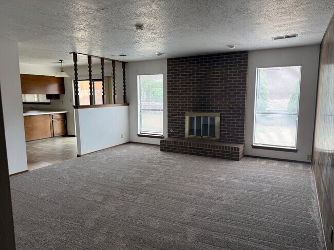 Building Photo - 4 Br, 1.75 Ba, 2 living areas, formal dining room, 2 CG, nice yards, storage shed