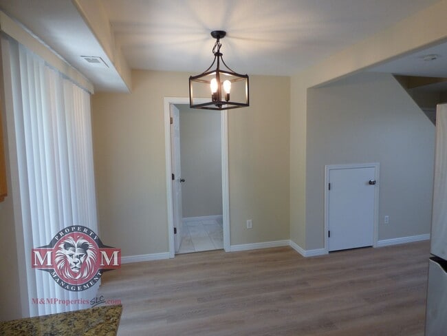 Building Photo - 2 Bd 1.5 Bath Duplex in Millcreek