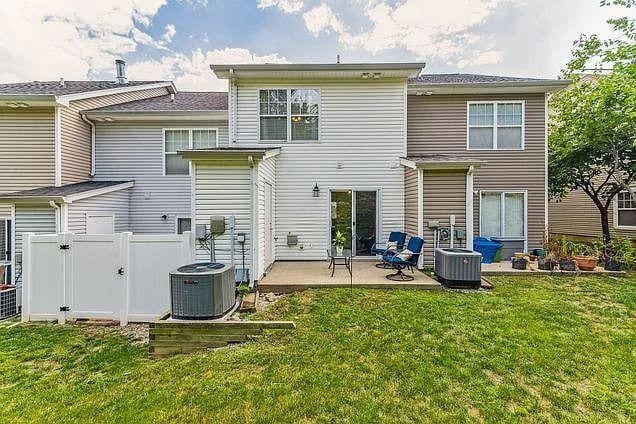 Building Photo - Move-In Ready Townhouse in Prime Location ...