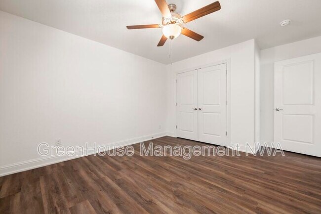 Building Photo - 710 W Jillian St