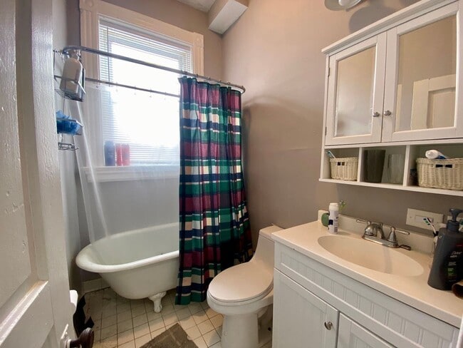 Building Photo - 7 bedroom/ 3bath Mins. from UC + Med Campu...