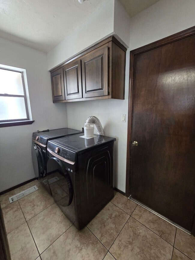Building Photo - 2 bedroom, 2 bath in NE