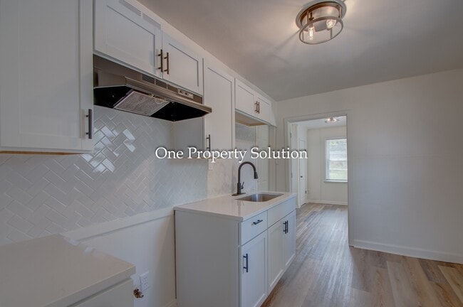 Building Photo - 825 E 14th Ave