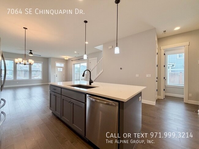 Building Photo - 7064 SE Chinquapin Dr