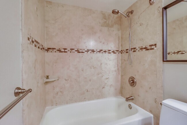 Building Photo - 6960 Golfcrest Dr