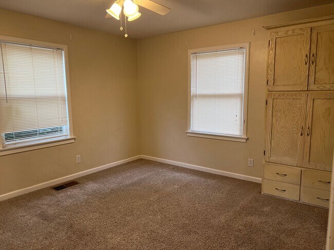 Building Photo - 2 Bedroom Home in Anderson - MUST SEE