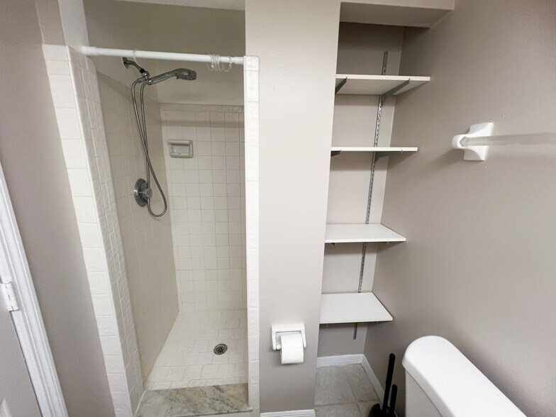 Building Photo - 7623 Baymeadows Cir W