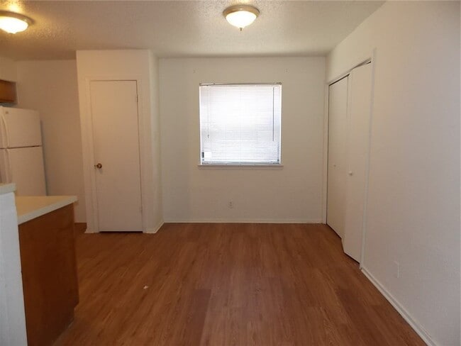 Building Photo - 5501 Rose Hill Cir