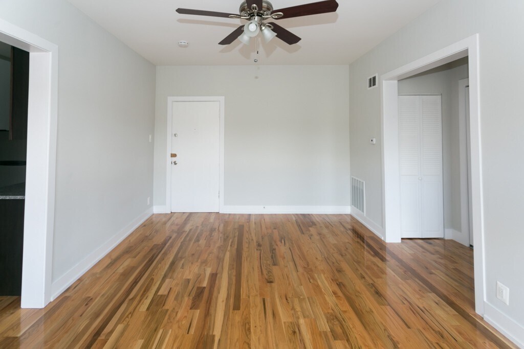 Building Photo - 2249 W Wilson Ave