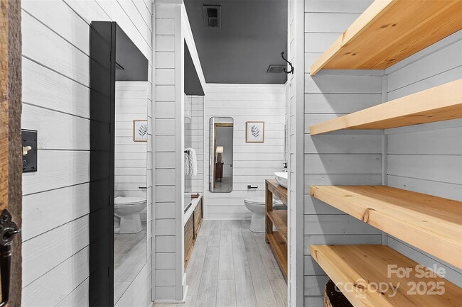 Building Photo - "Chic Urban Living: Spacious 1-Bedroom Ret...